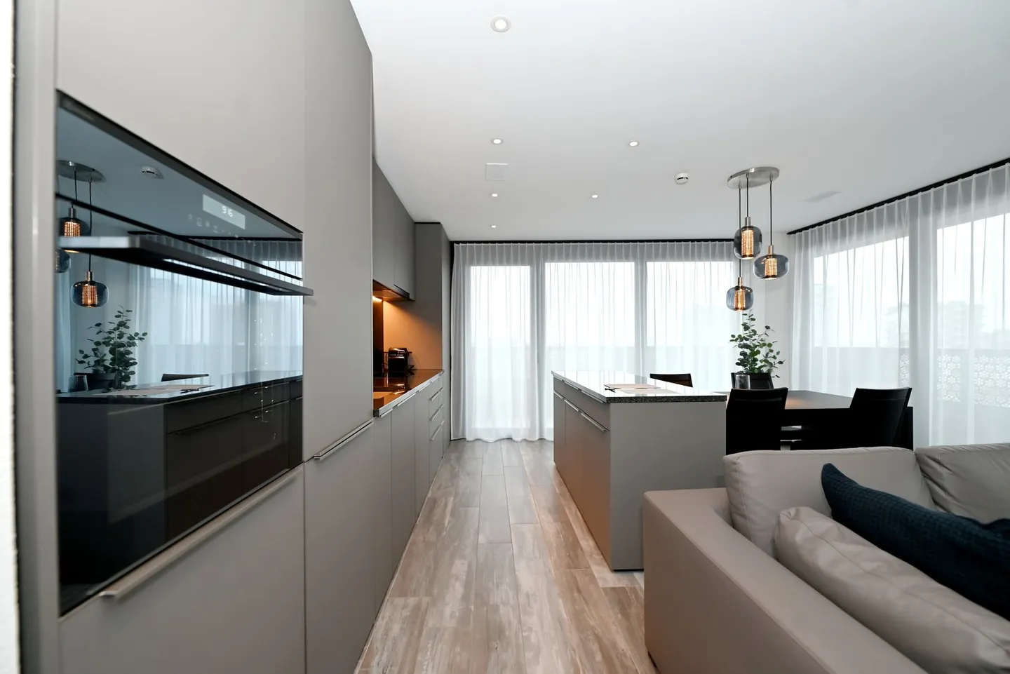 Three Point - Stylishly furnished 2.5-room apartment - Photo 4 of 9