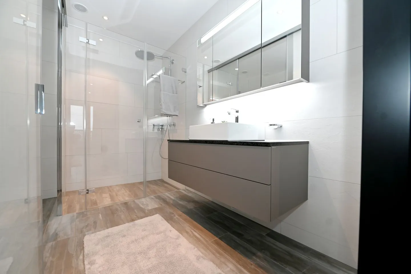 Three Point - Stylishly furnished 2.5-room apartment - Photo 5 of 9