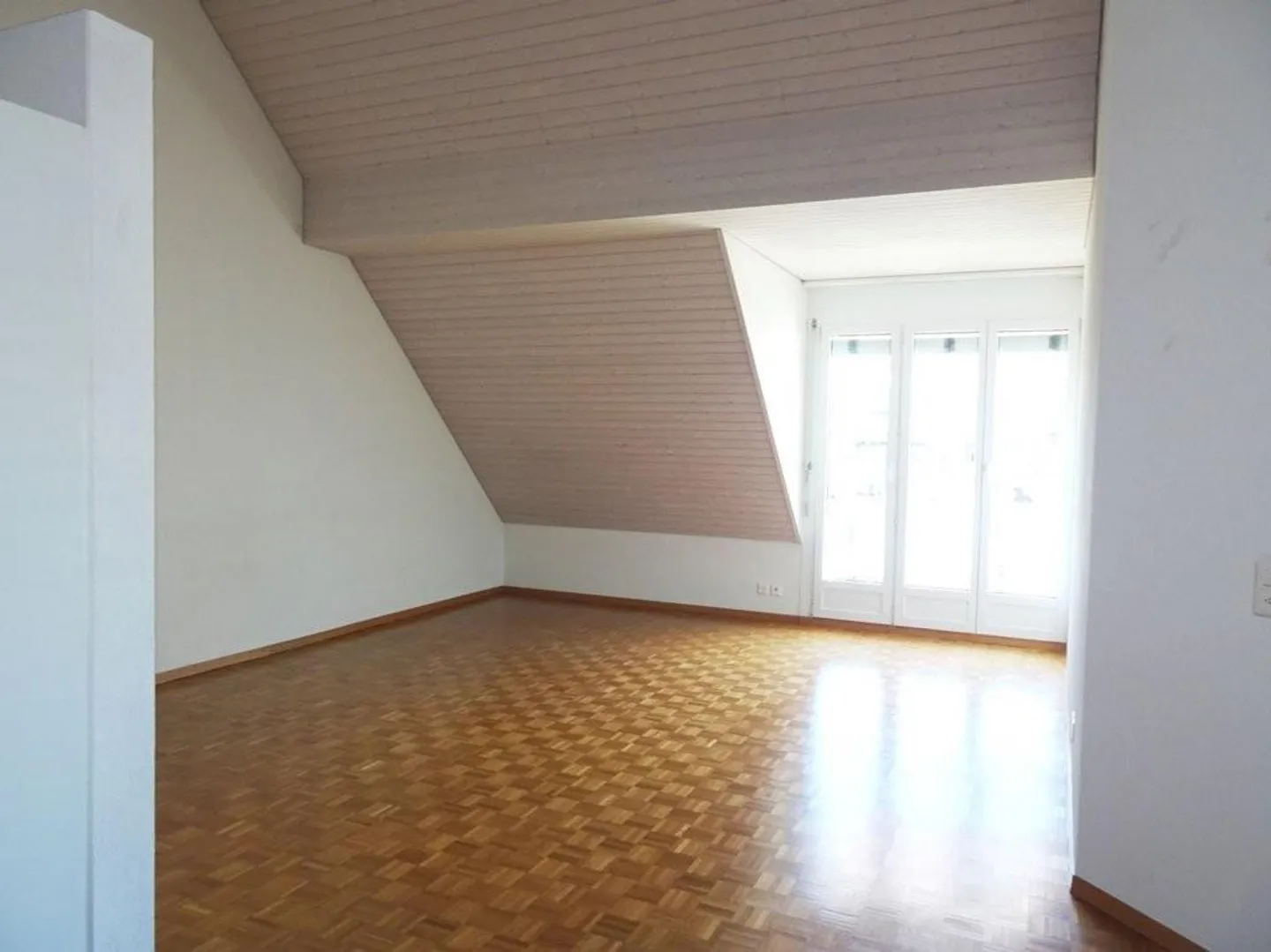 Vie centrale près de la gare de Wallisellen - Photo 2 sur 7