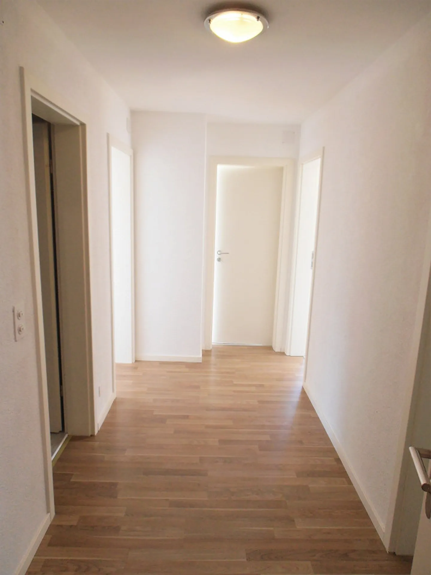 Belle appartement 4 pièces, récemment rénové, proche du centre - Photo 2 sur 9