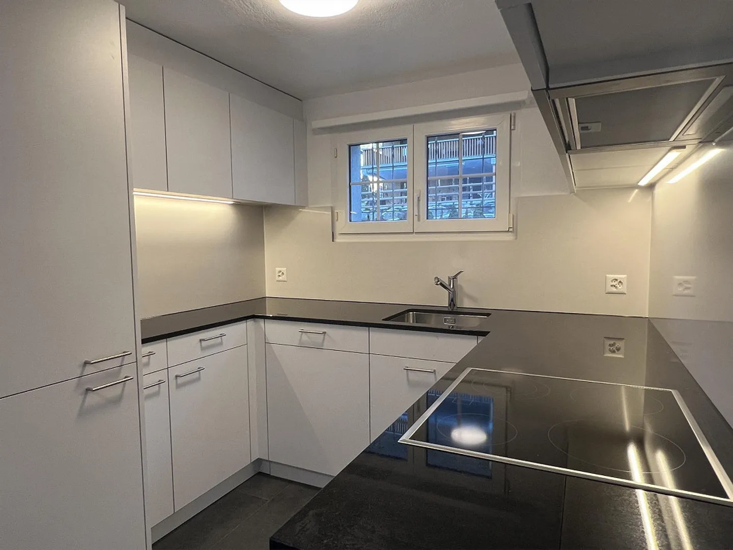 Appartement fraîchement rénové dans un emplacement central avec balcon - Photo 2 sur 16