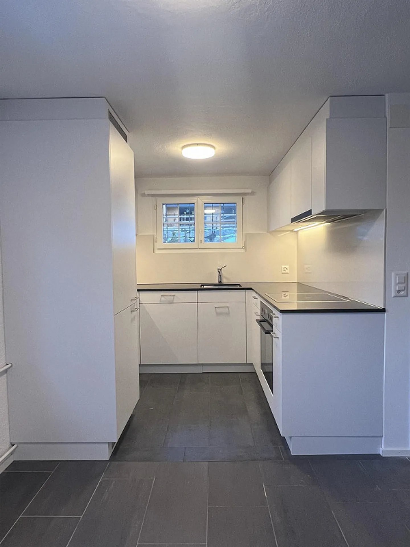 Appartement fraîchement rénové dans un emplacement central avec balcon - Photo 3 sur 16