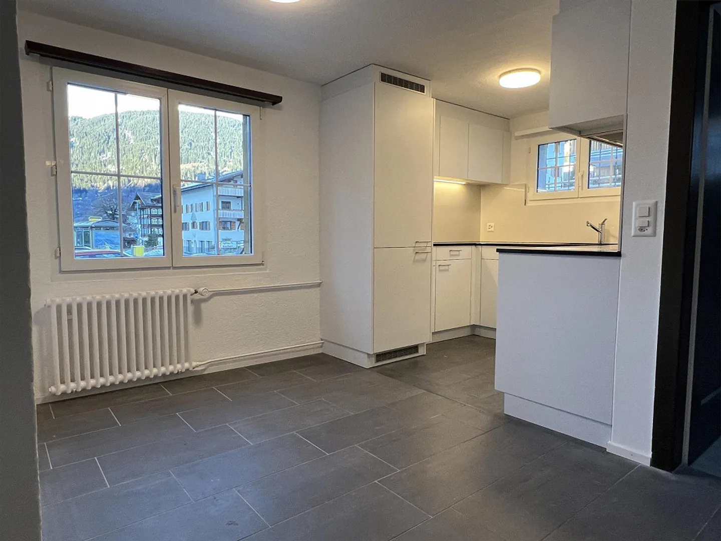 Appartement fraîchement rénové dans un emplacement central avec balcon - Photo 4 sur 16