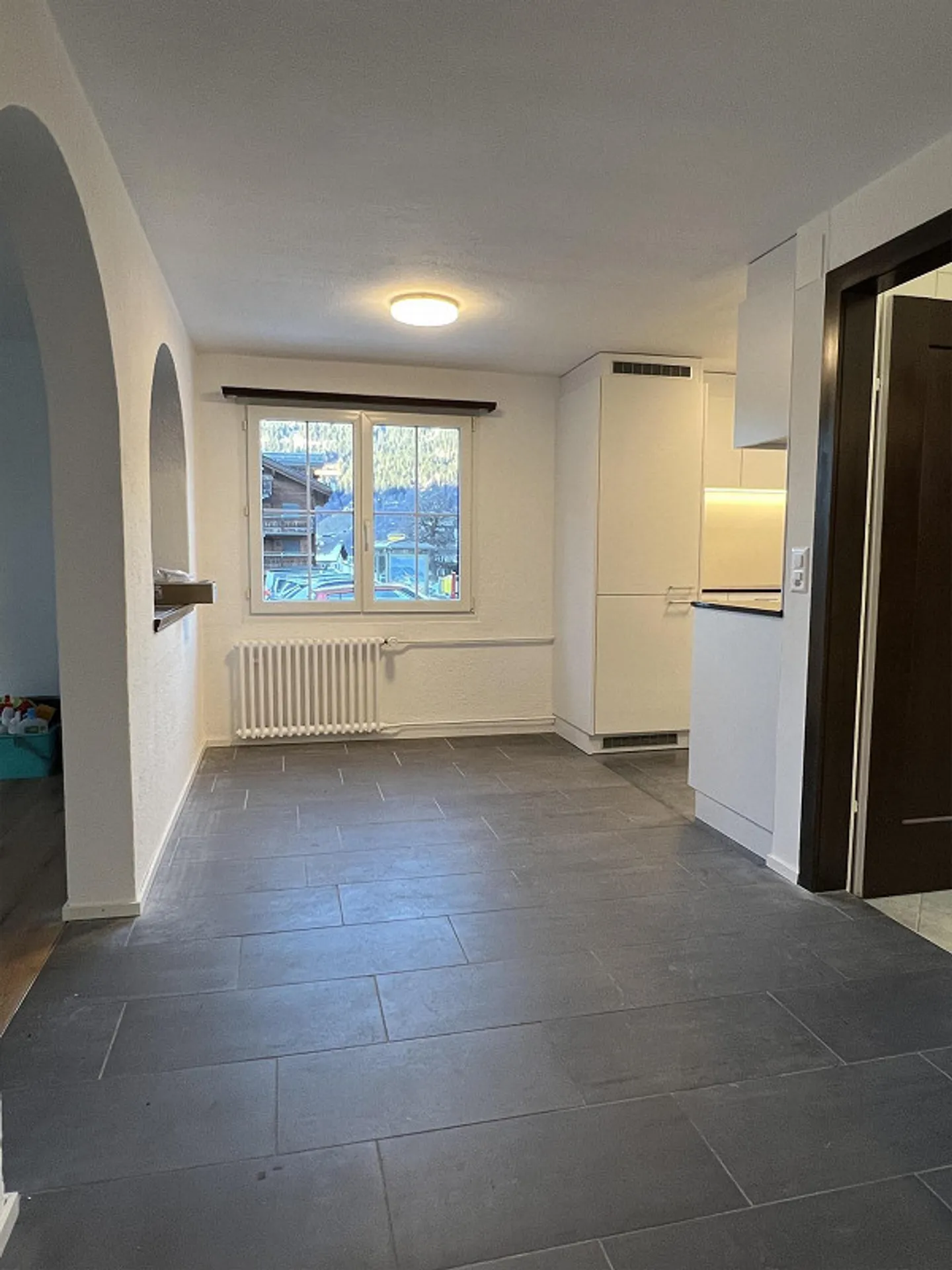 Appartement fraîchement rénové dans un emplacement central avec balcon - Photo 5 sur 16