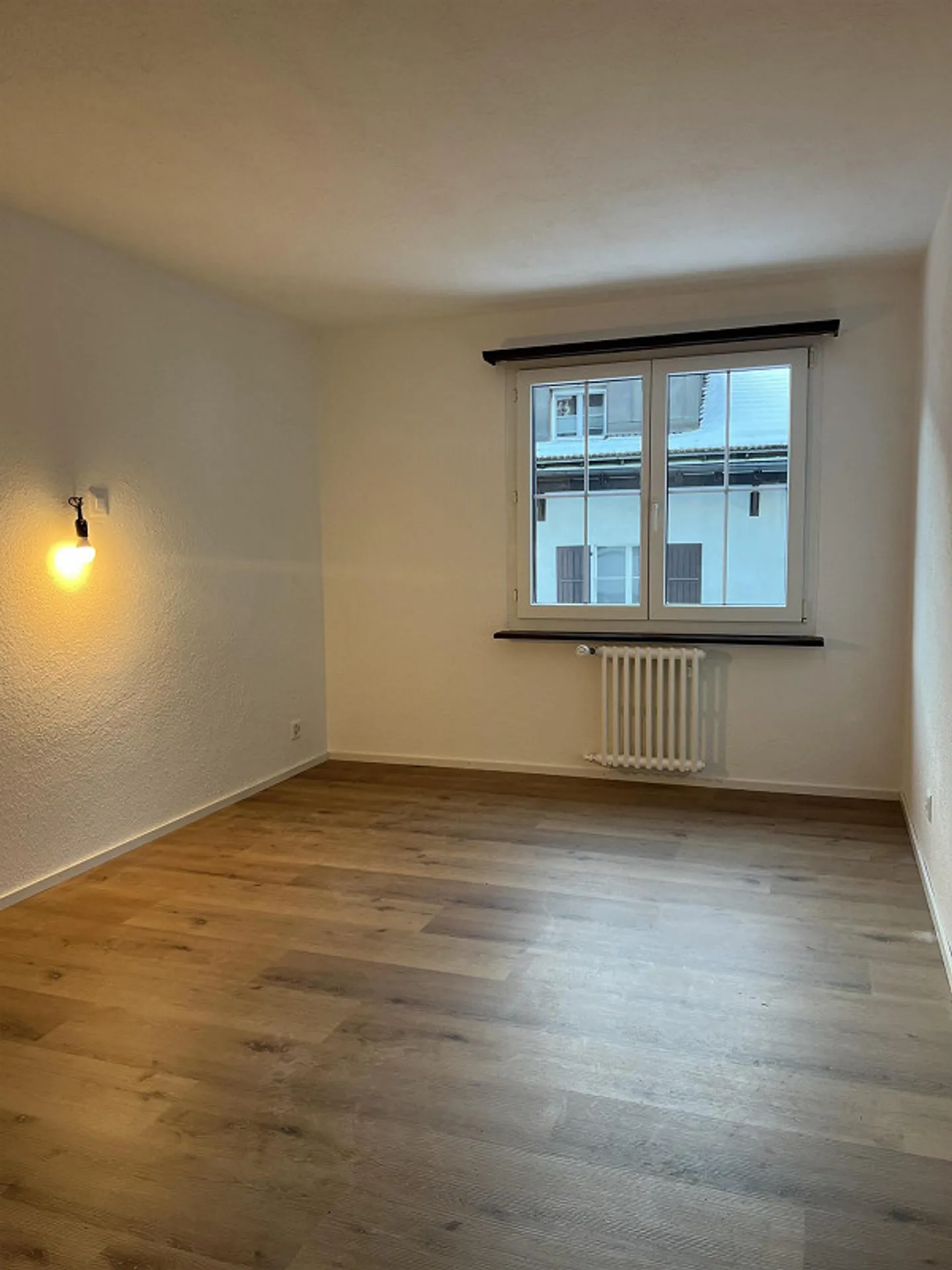 Appartement fraîchement rénové dans un emplacement central avec balcon - Photo 8 sur 16