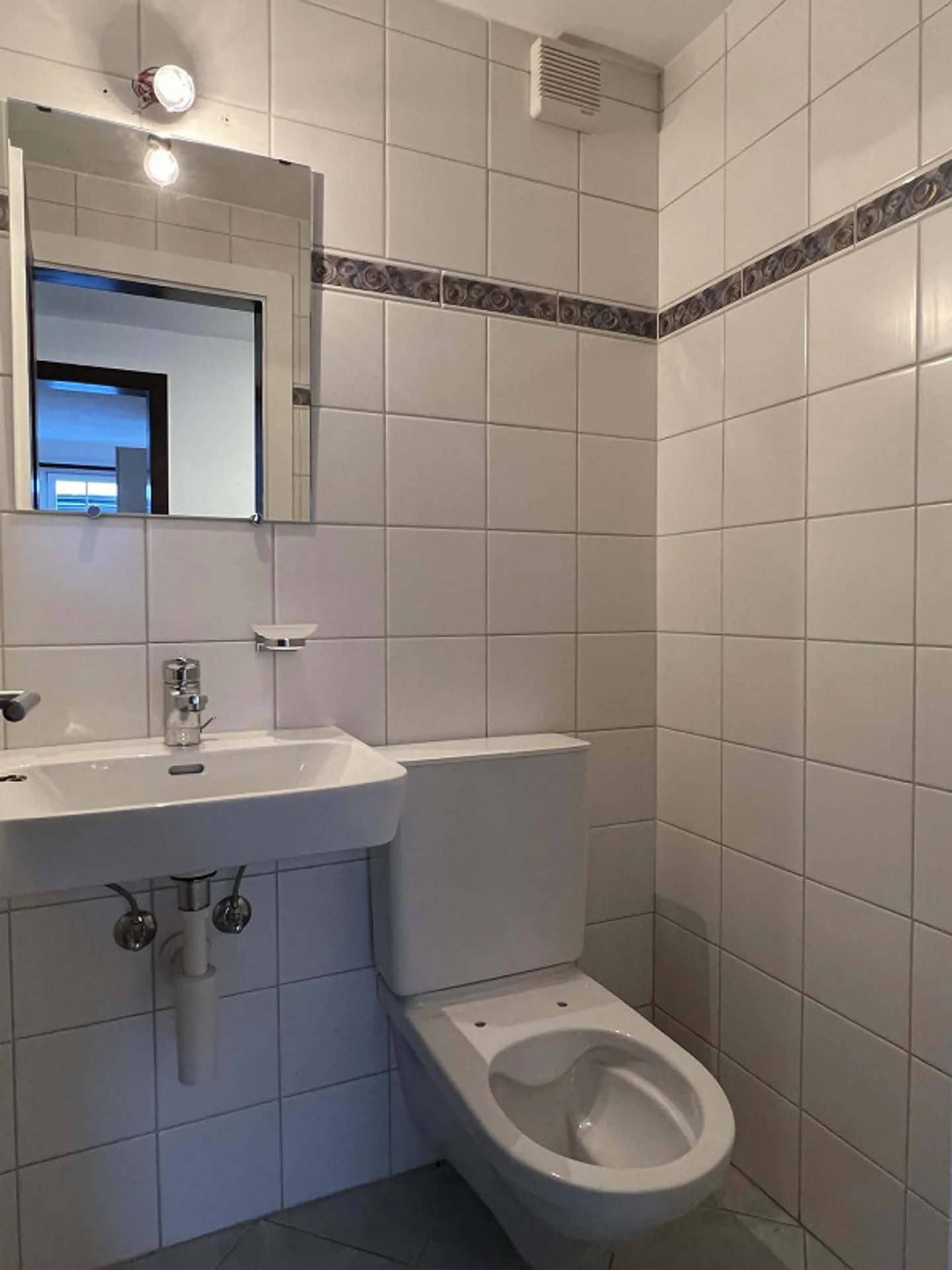 Appartement fraîchement rénové dans un emplacement central avec balcon - Photo 9 sur 16