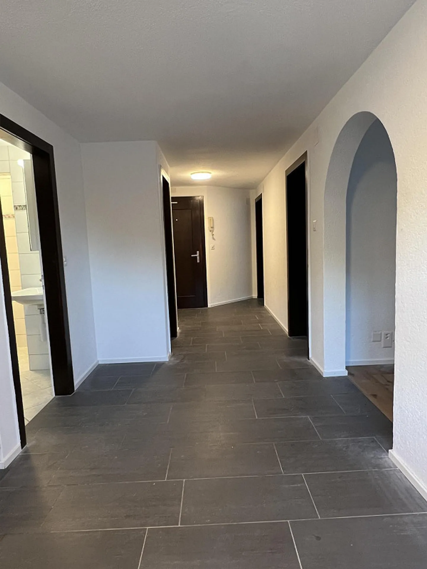 Appartement fraîchement rénové dans un emplacement central avec balcon - Photo 10 sur 16