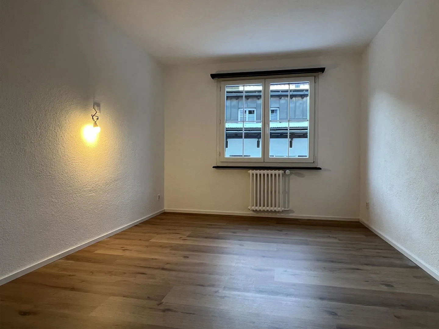 Appartement fraîchement rénové dans un emplacement central avec balcon - Photo 13 sur 16