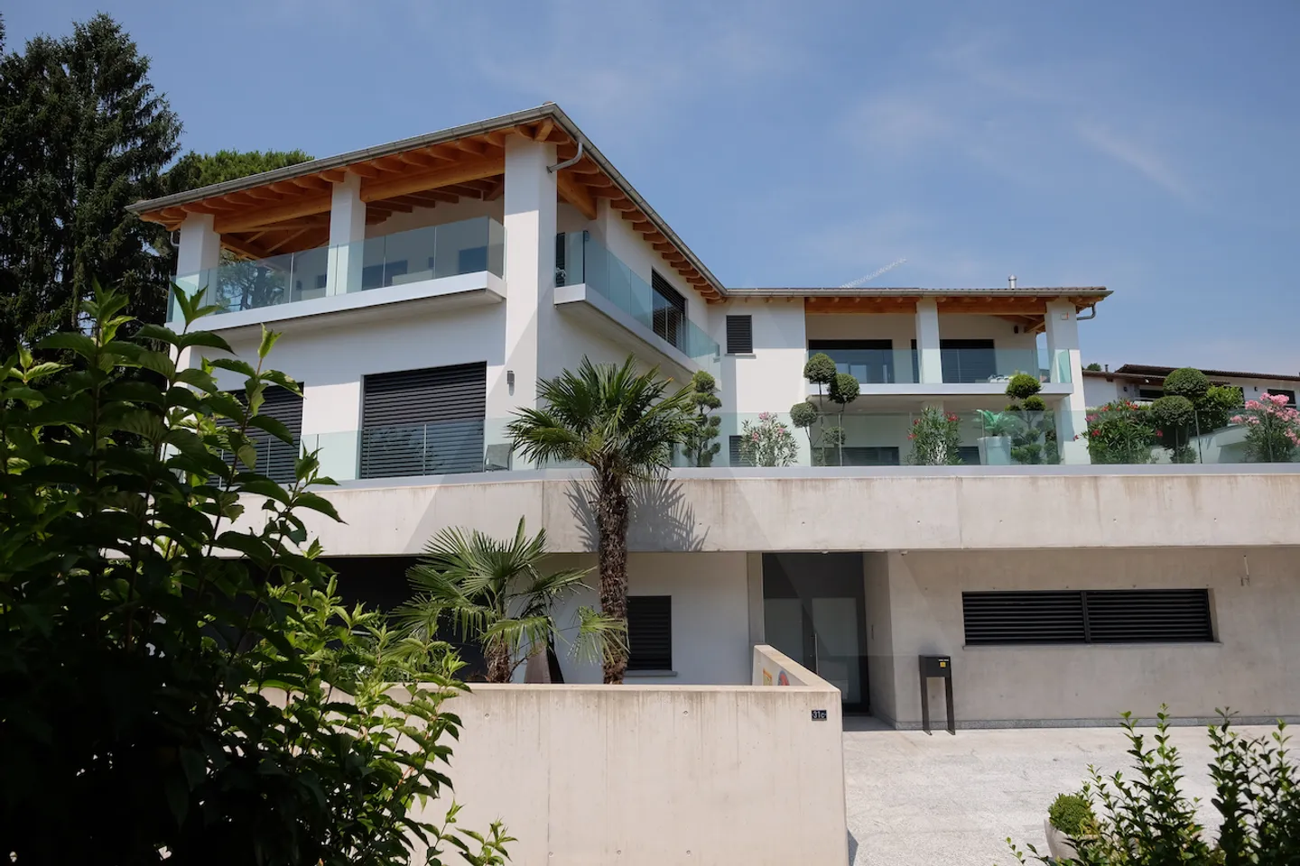 Exclusive Villa with Indoor Pool in Montagnola - Photo 2 of 18