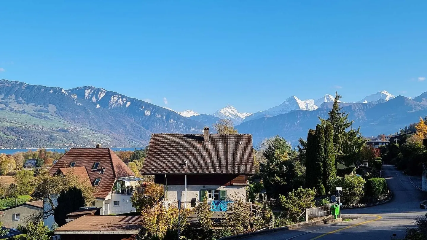 Realizza qui il tuo sogno abitativo a Gwatt con la migliore vista sul lago - Foto 3 di 12