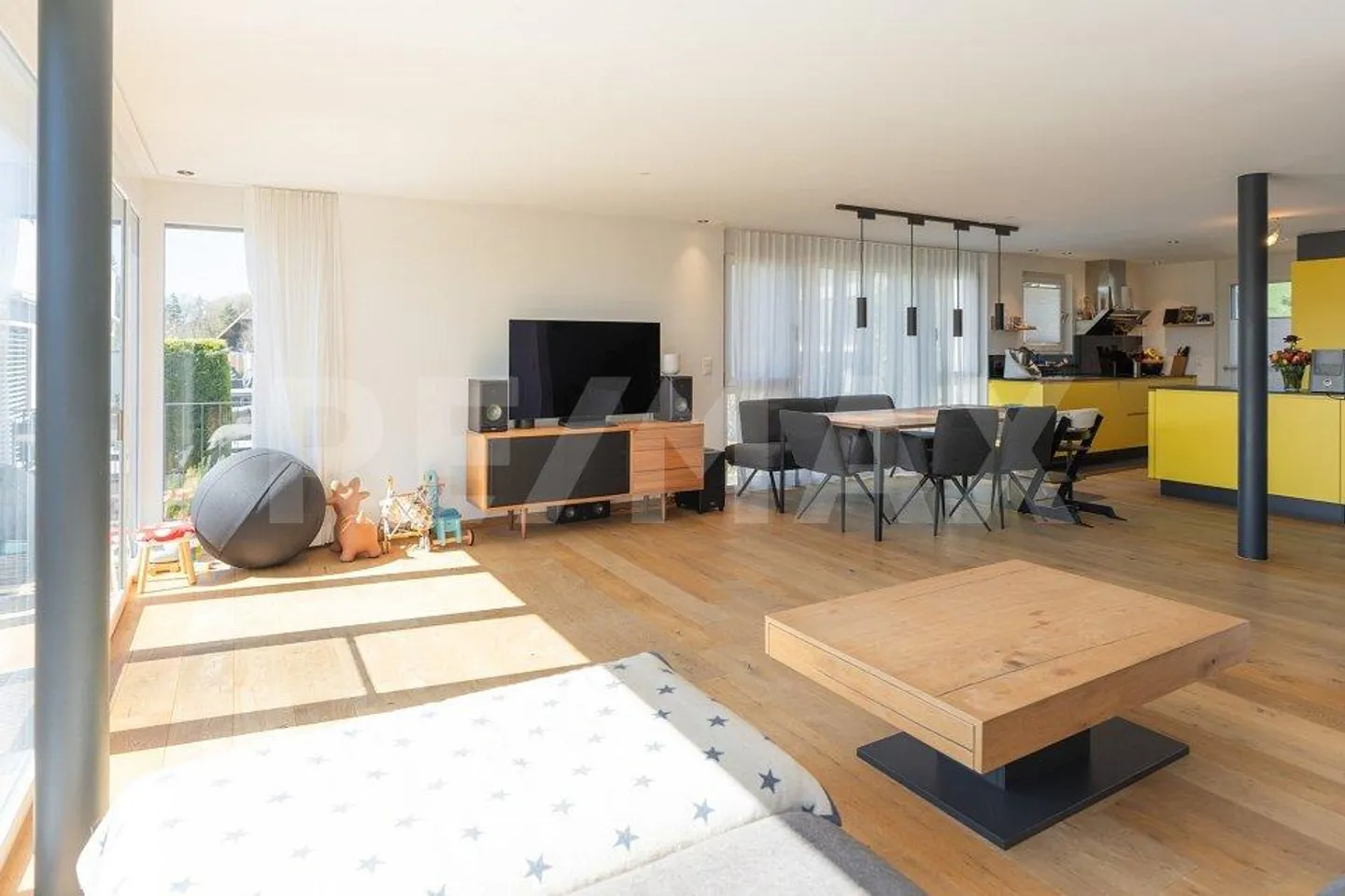 Vivere nel verde: Casa bifamiliare di 4½ stanze per famiglie - Foto 3 di 13