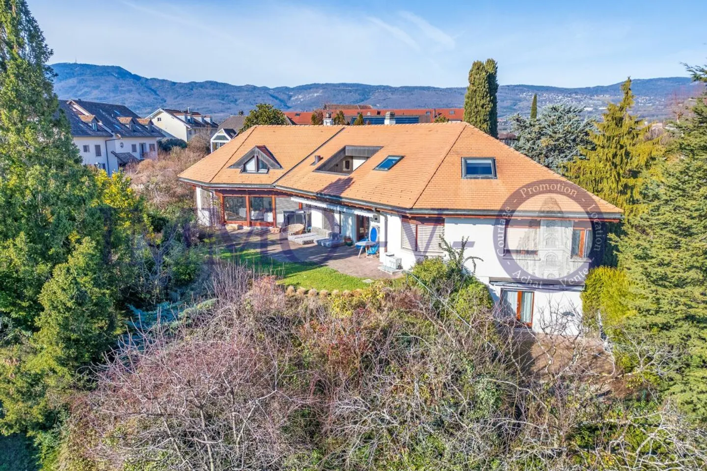 Esclusivo con piscina interna e grande terreno - Foto 1 di 14
