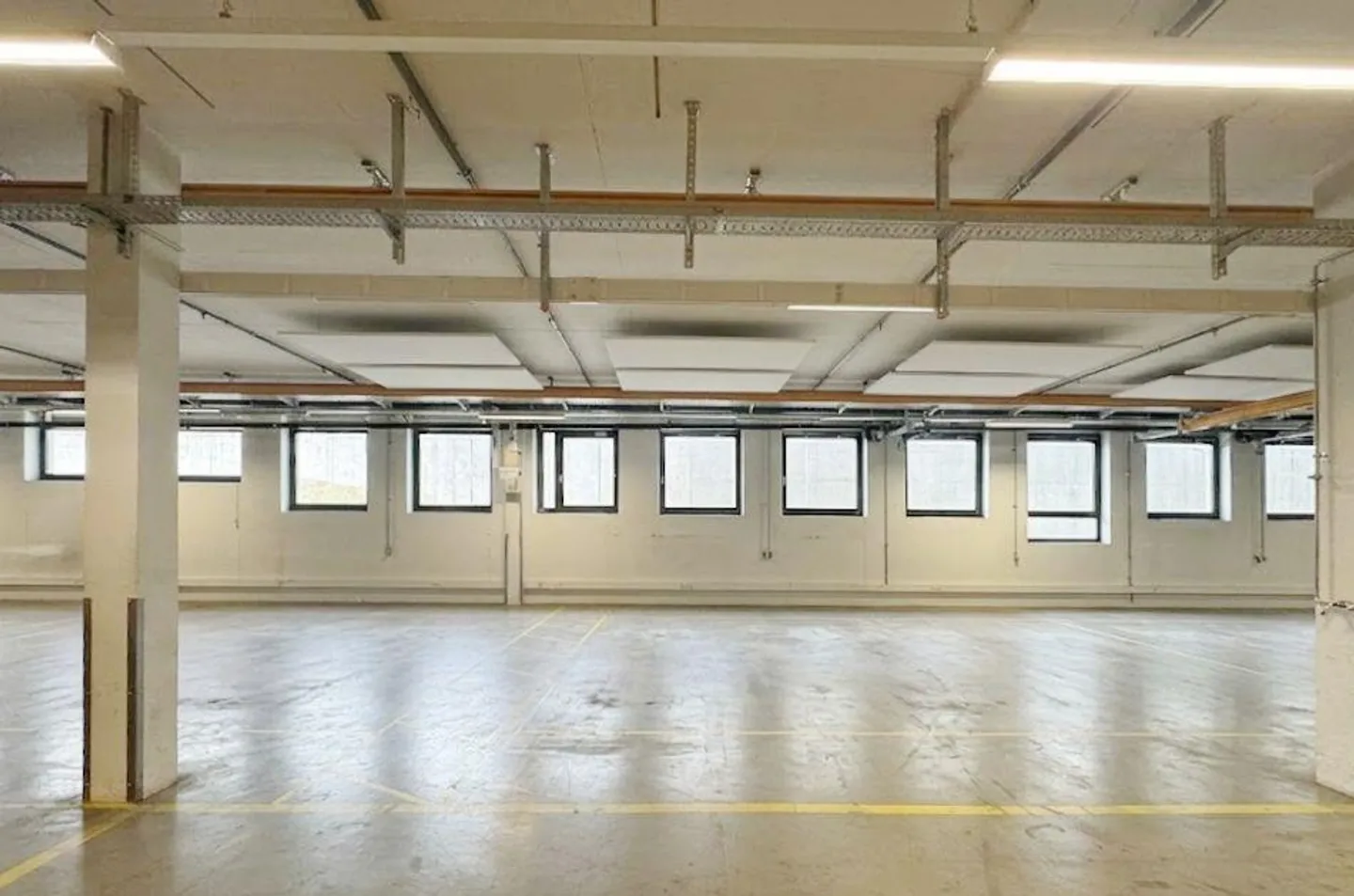 867m² - Espace commercial, de production ou de stockage avec livraison optimale... - Photo 2 sur 11