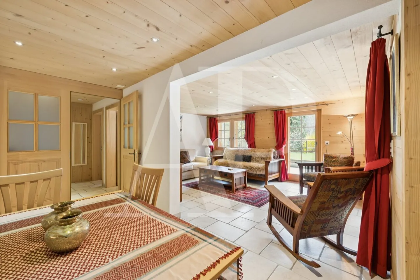 Magnificent 3.5 room apartment in the heart of Champéry - Photo 3 of 15