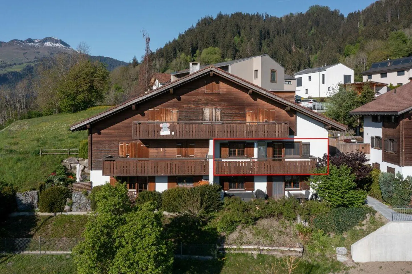 Appartamento affascinante 2.5 camere con balcone e garage a Schluein - Foto 1 di 7