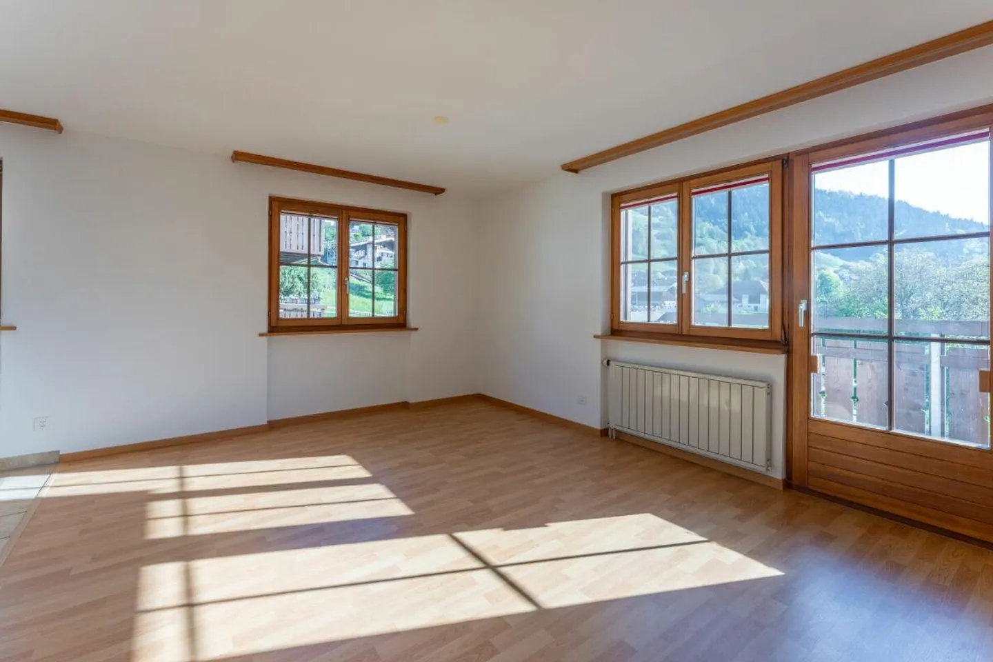 Appartamento affascinante 2.5 camere con balcone e garage a Schluein - Foto 3 di 7