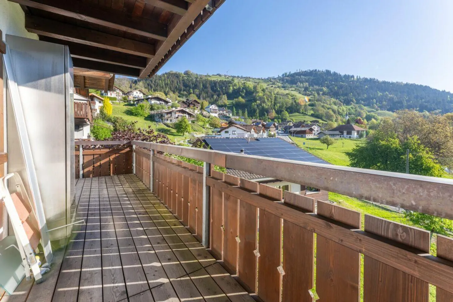 Appartamento affascinante 2.5 camere con balcone e garage a Schluein - Foto 4 di 7