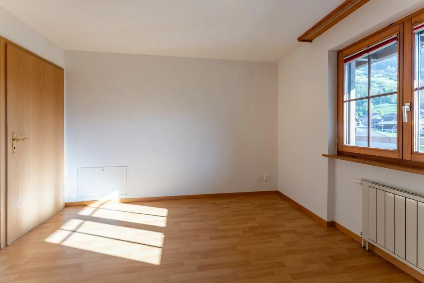 Appartamento affascinante 2.5 camere con balcone e garage a Schluein - Foto 5 di 7