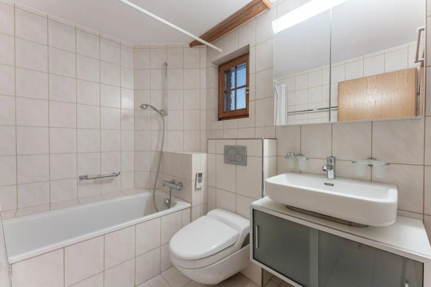 Appartamento affascinante 2.5 camere con balcone e garage a Schluein - Foto 6 di 7