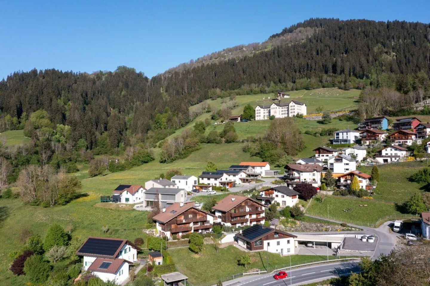 Appartamento affascinante 2.5 camere con balcone e garage a Schluein - Foto 7 di 7