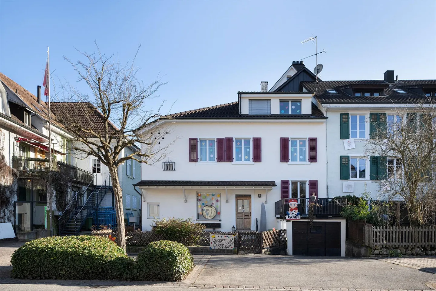 Casa unifamiliare angolare con spazio commerciale, box garage e patio - Foto 1 di 12