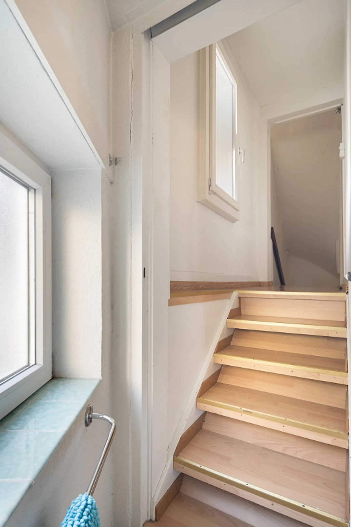 Casa unifamiliare angolare con spazio commerciale, box garage e patio - Foto 9 di 12