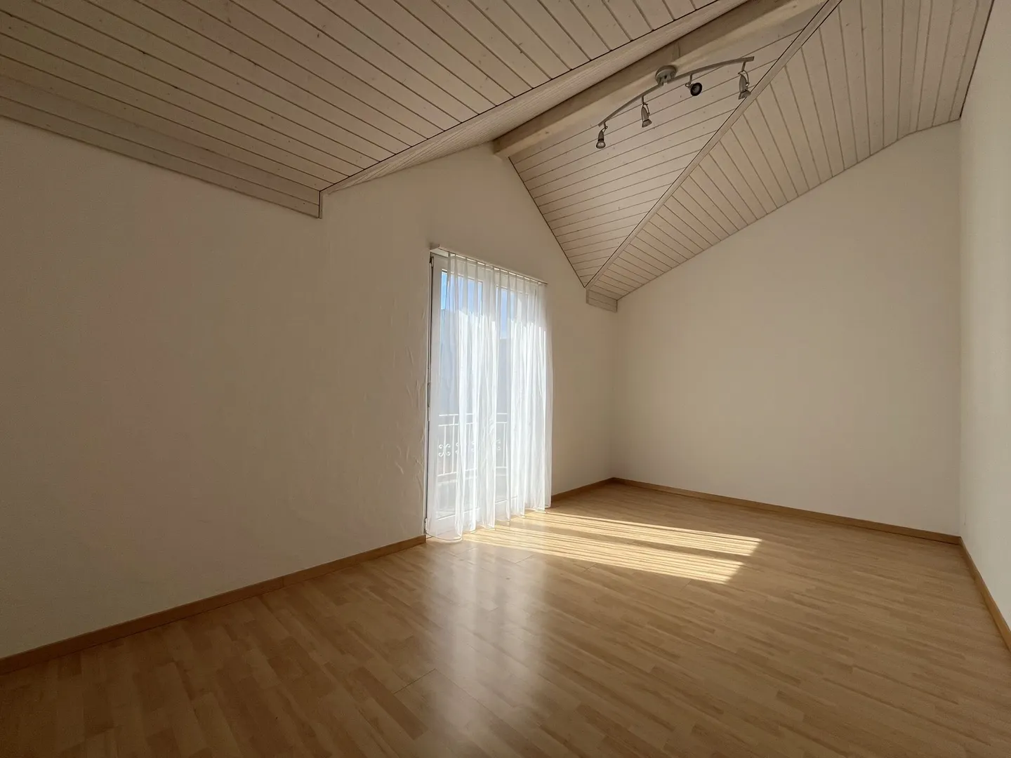 Geräumiges Einfamilienhaus mit Garten - Foto 5 von 10