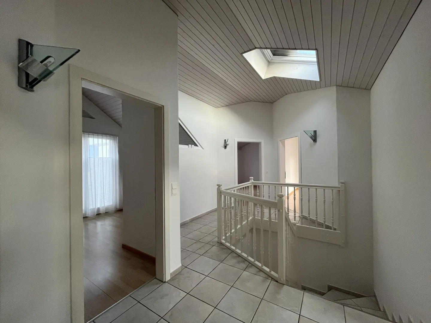 Geräumiges Einfamilienhaus mit Garten - Foto 4 von 10