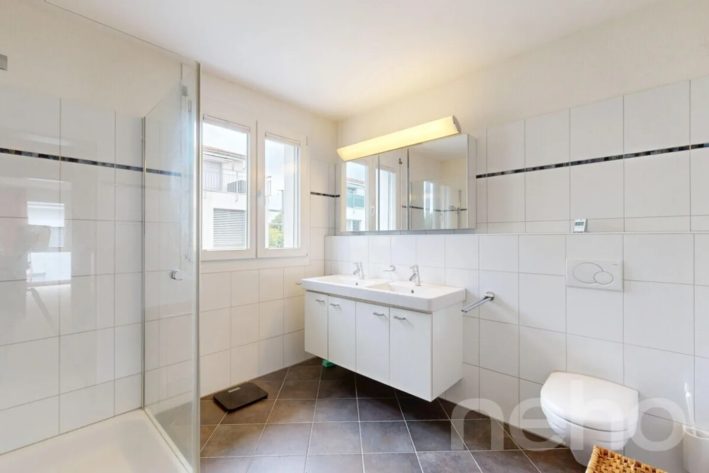 Moderna casa a schiera di 5,5 con due posti auto sotterranei a Fehraltorf - Foto 5 di 12