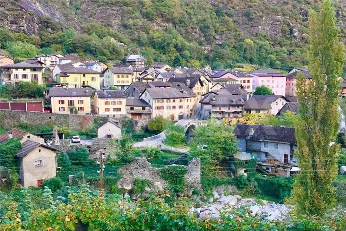 Bâtiment avec un revenu très attractif à vendre à Giornico - Photo 1 sur 8