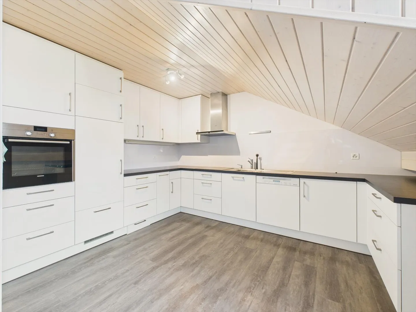 Spacious 5.5-room attic apartment in Rothenfluh, Canton BL - Photo 2 of 10