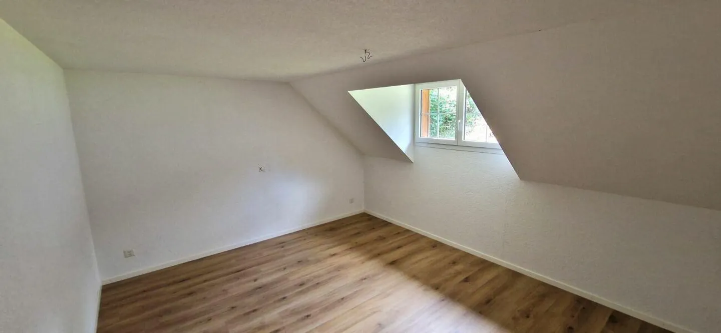 Well-maintained and beautiful living with plenty of space - Photo 3 of 12