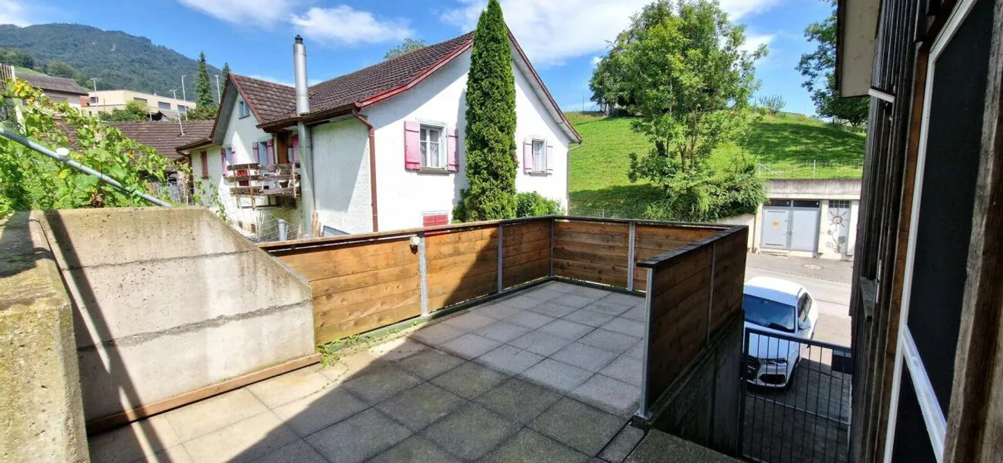 Well-maintained and beautiful living with plenty of space - Photo 6 of 12