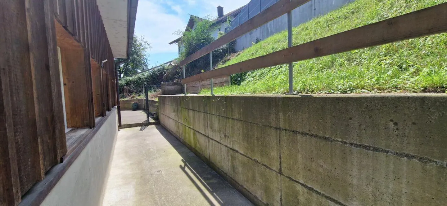 Well-maintained and beautiful living with plenty of space - Photo 7 of 12