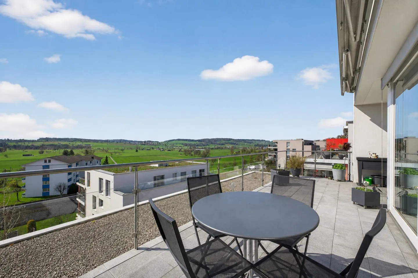 Exclusive 3.5-room penthouse apartment with a wide view in a quiet location in Geuensee - Photo 3 of 13