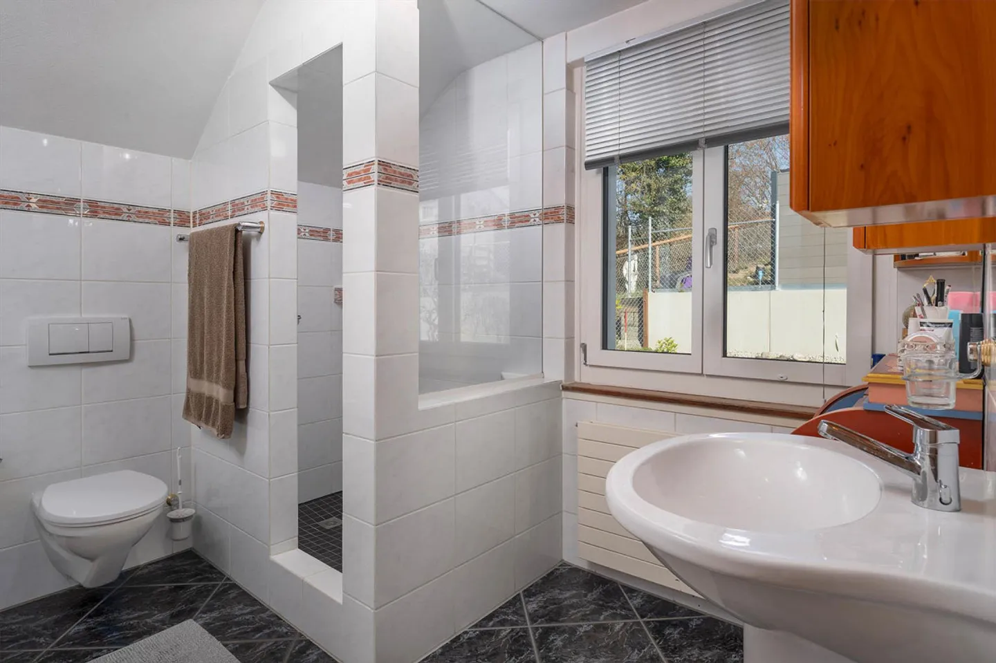 Charming single-family home with a large garden and lots of potential! - Photo 9 of 17