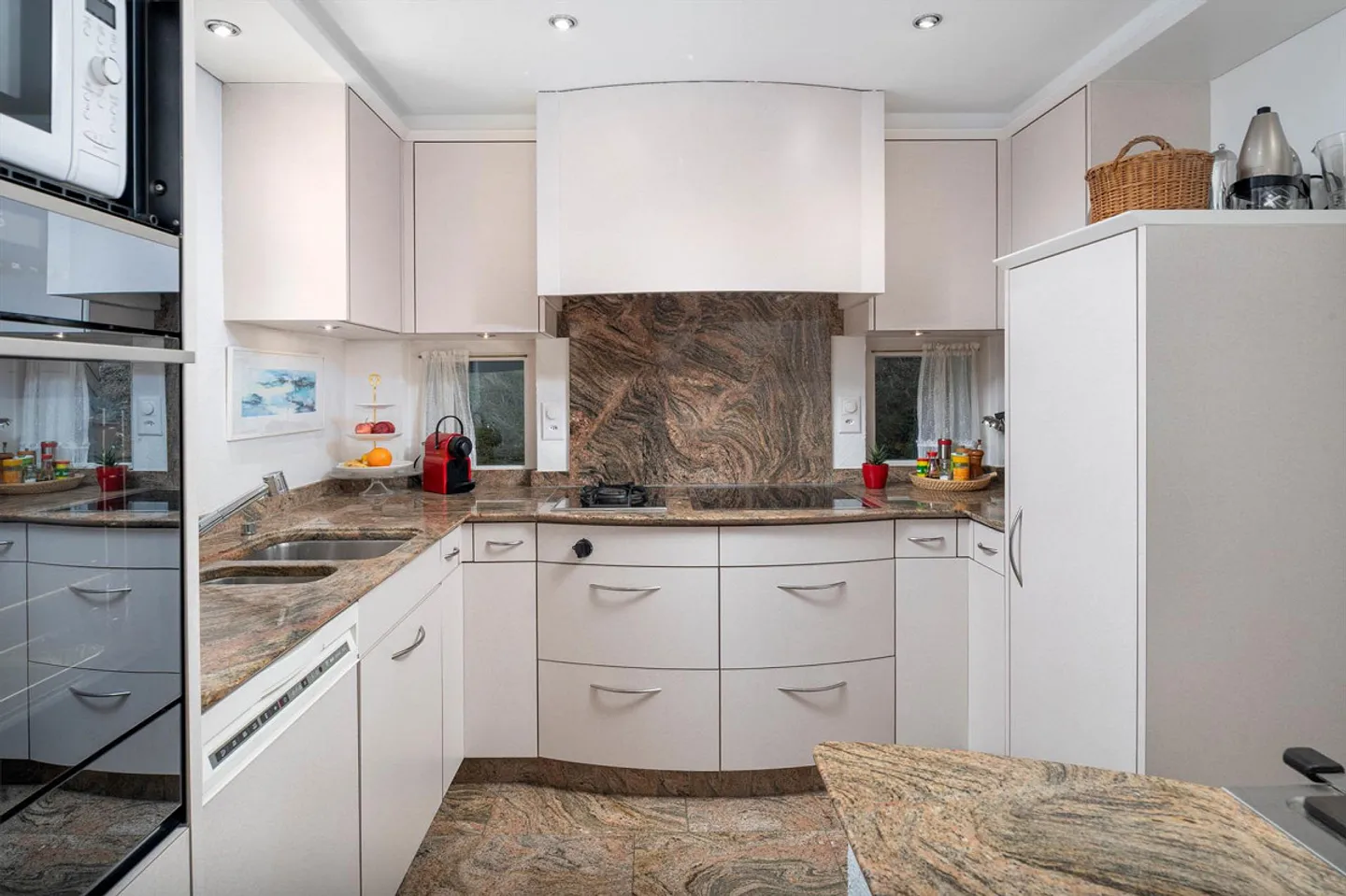 Charming single-family home with a large garden and lots of potential! - Photo 4 of 17