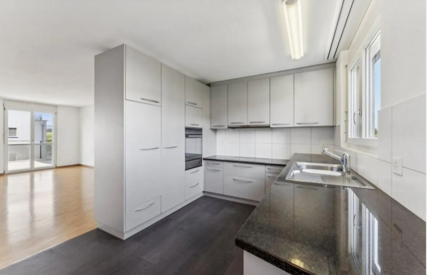 Spacious 4.5 Room Apartment in a Quiet and Central Location - Photo 2 of 9