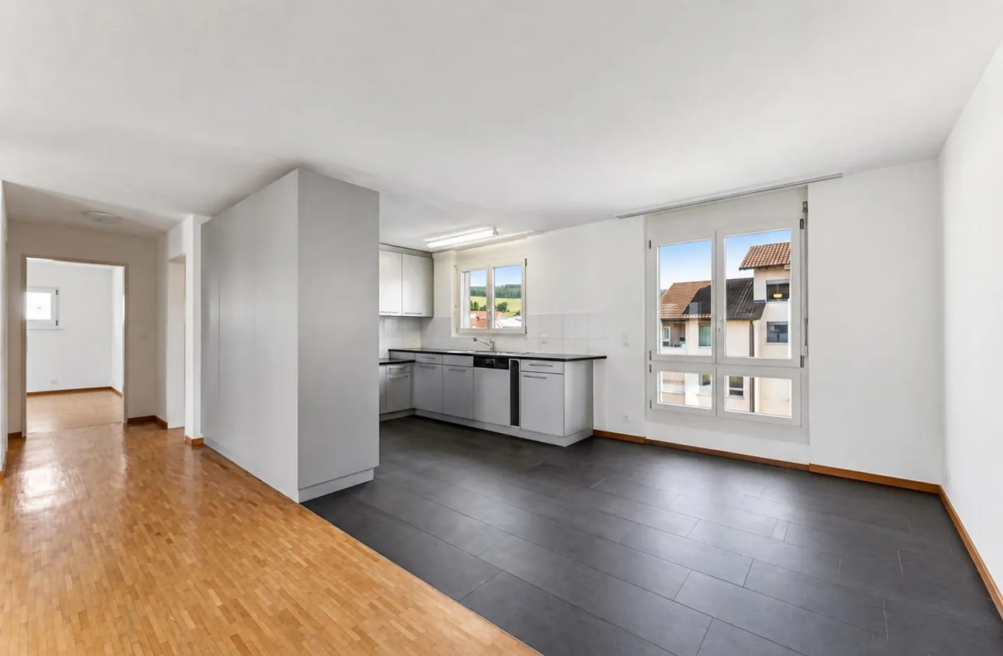 Spacious 4.5 Room Apartment in a Quiet and Central Location - Photo 3 of 9
