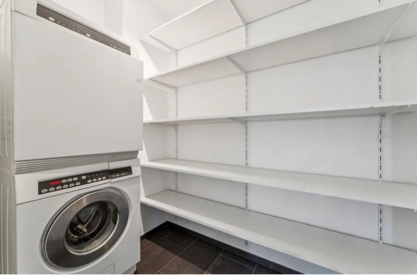 Spacious 4.5 Room Apartment in a Quiet and Central Location - Photo 8 of 9