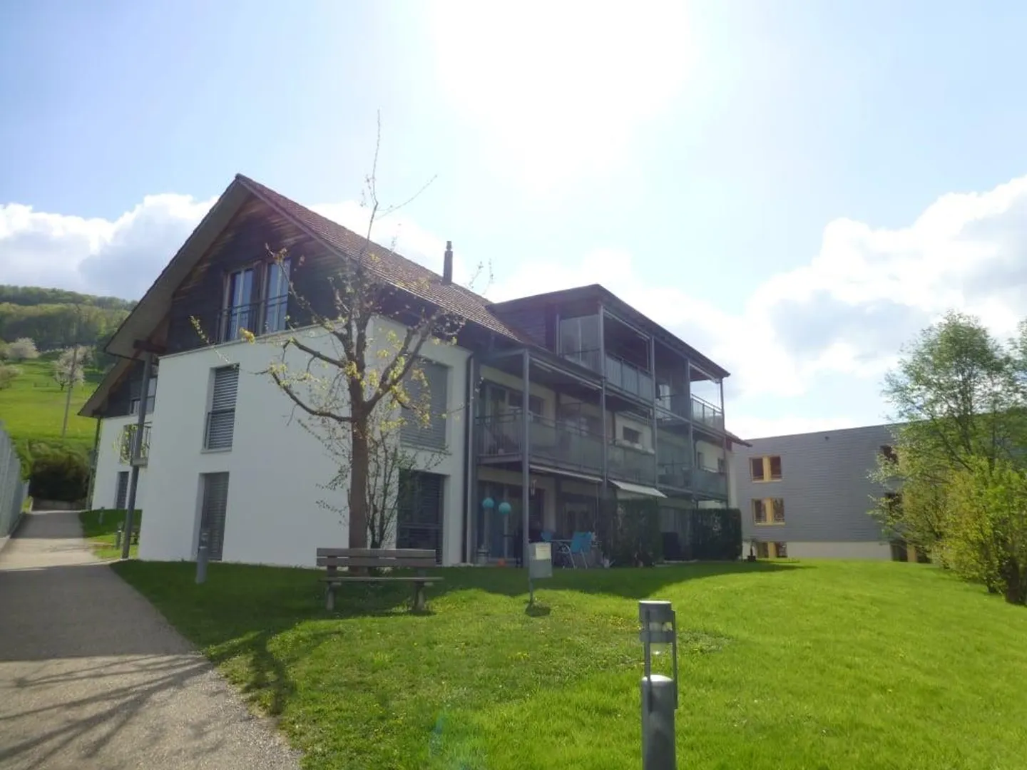 Appartement lumineux de 2,5 pièces dans la verdure - Photo 1 sur 8