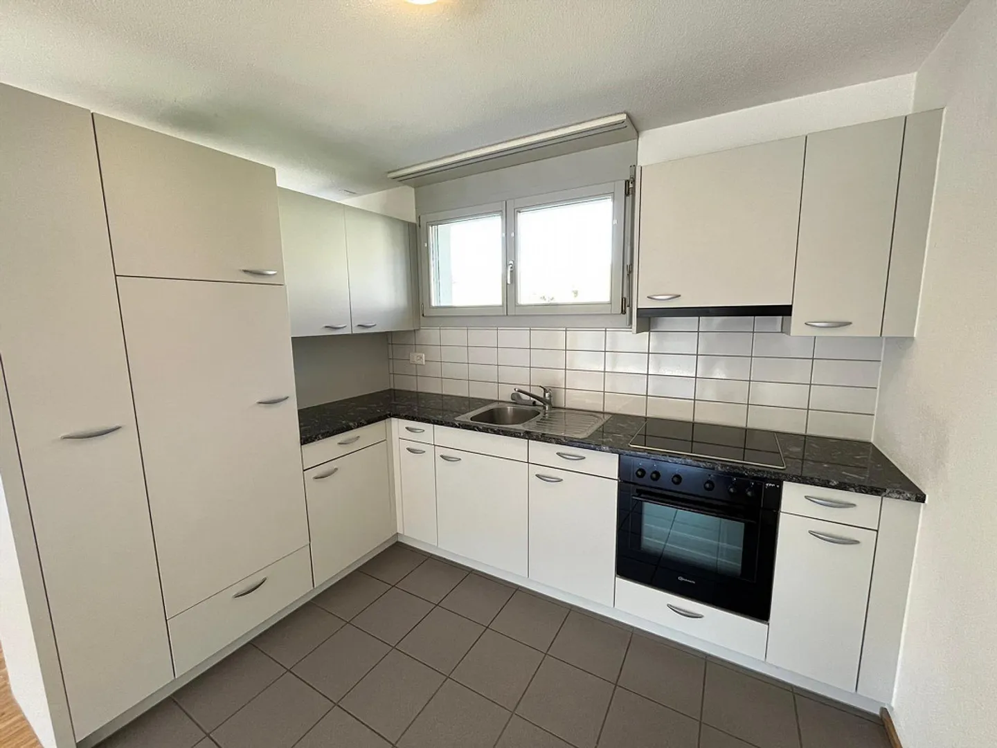 Appartement lumineux de 2,5 pièces dans la verdure - Photo 2 sur 8