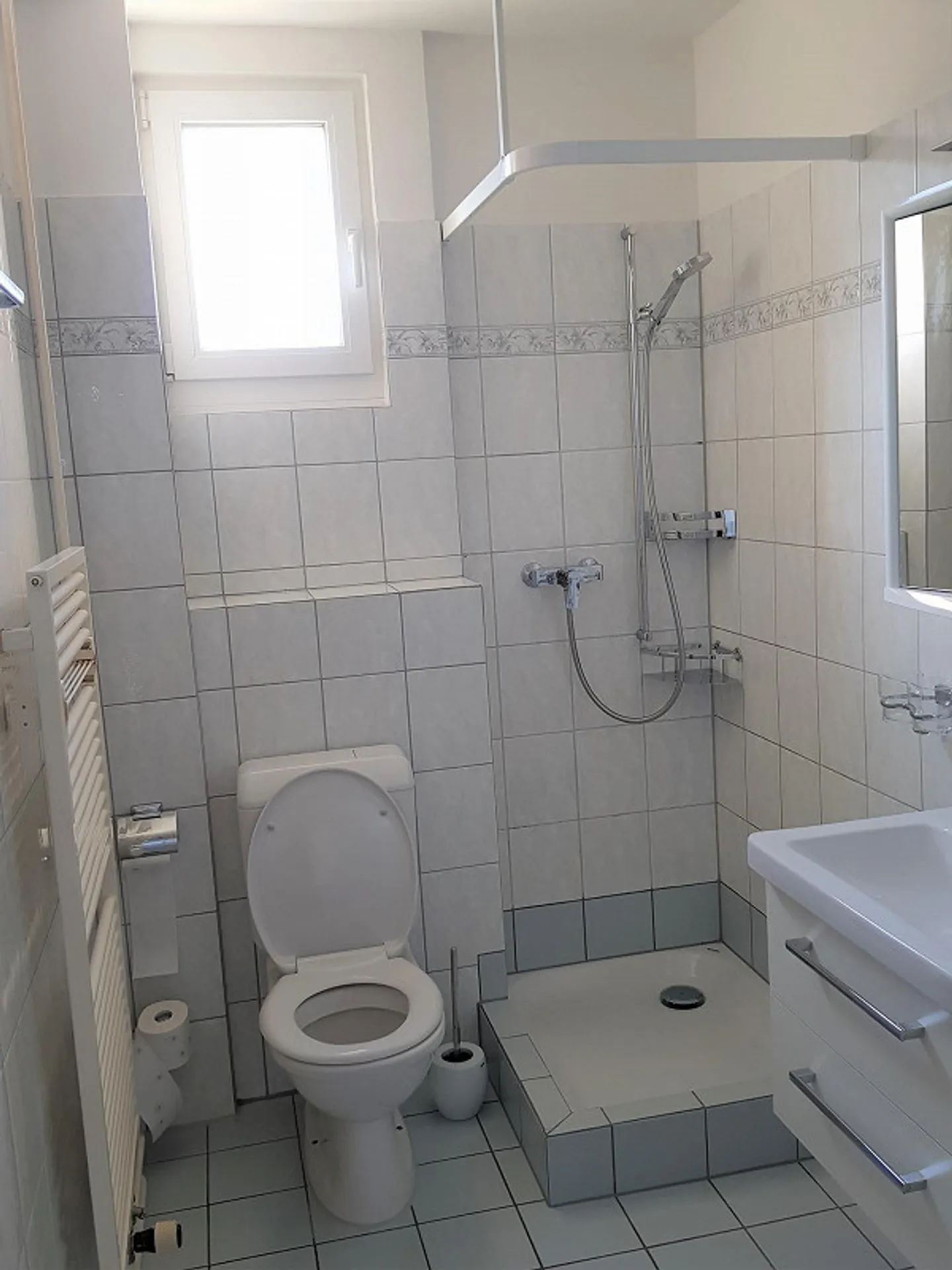 Spacious Maisonette Apartment - Photo 9 of 18