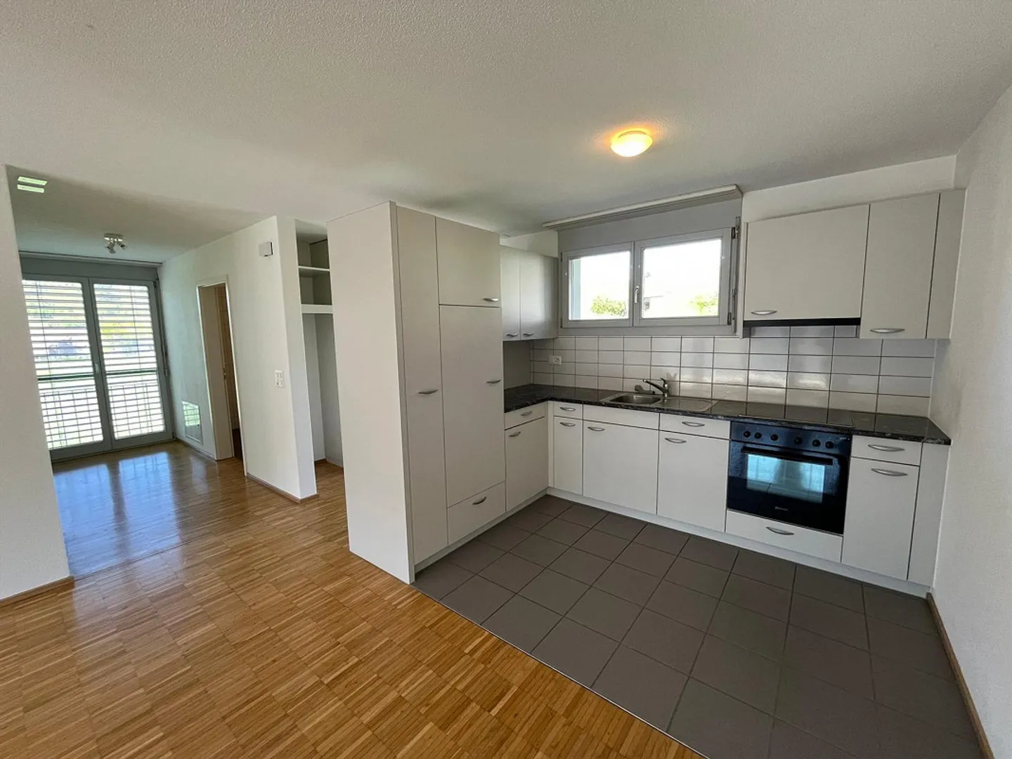 Appartement lumineux de 2,5 pièces dans la verdure - Photo 3 sur 8