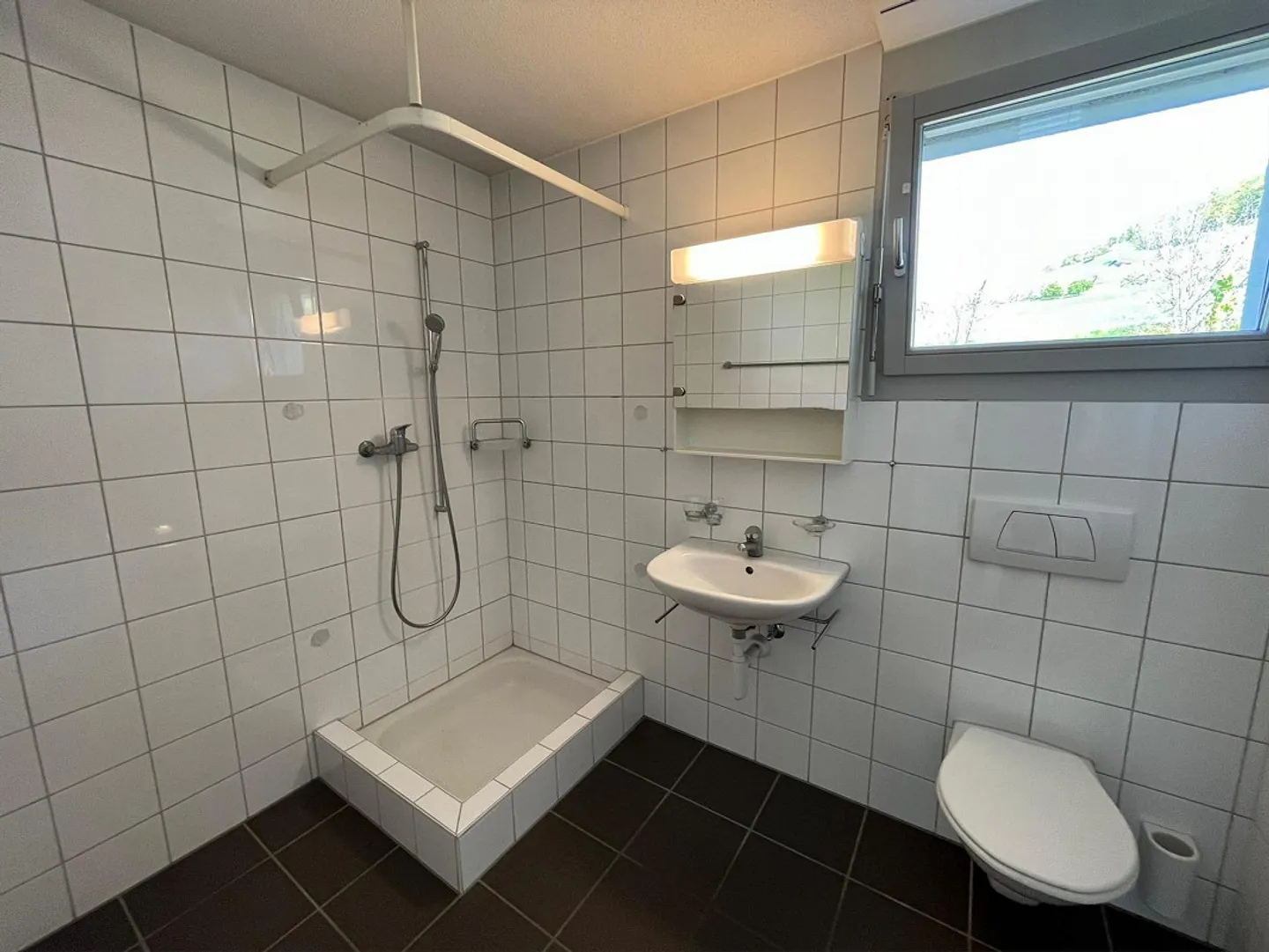 Appartement lumineux de 2,5 pièces dans la verdure - Photo 4 sur 8