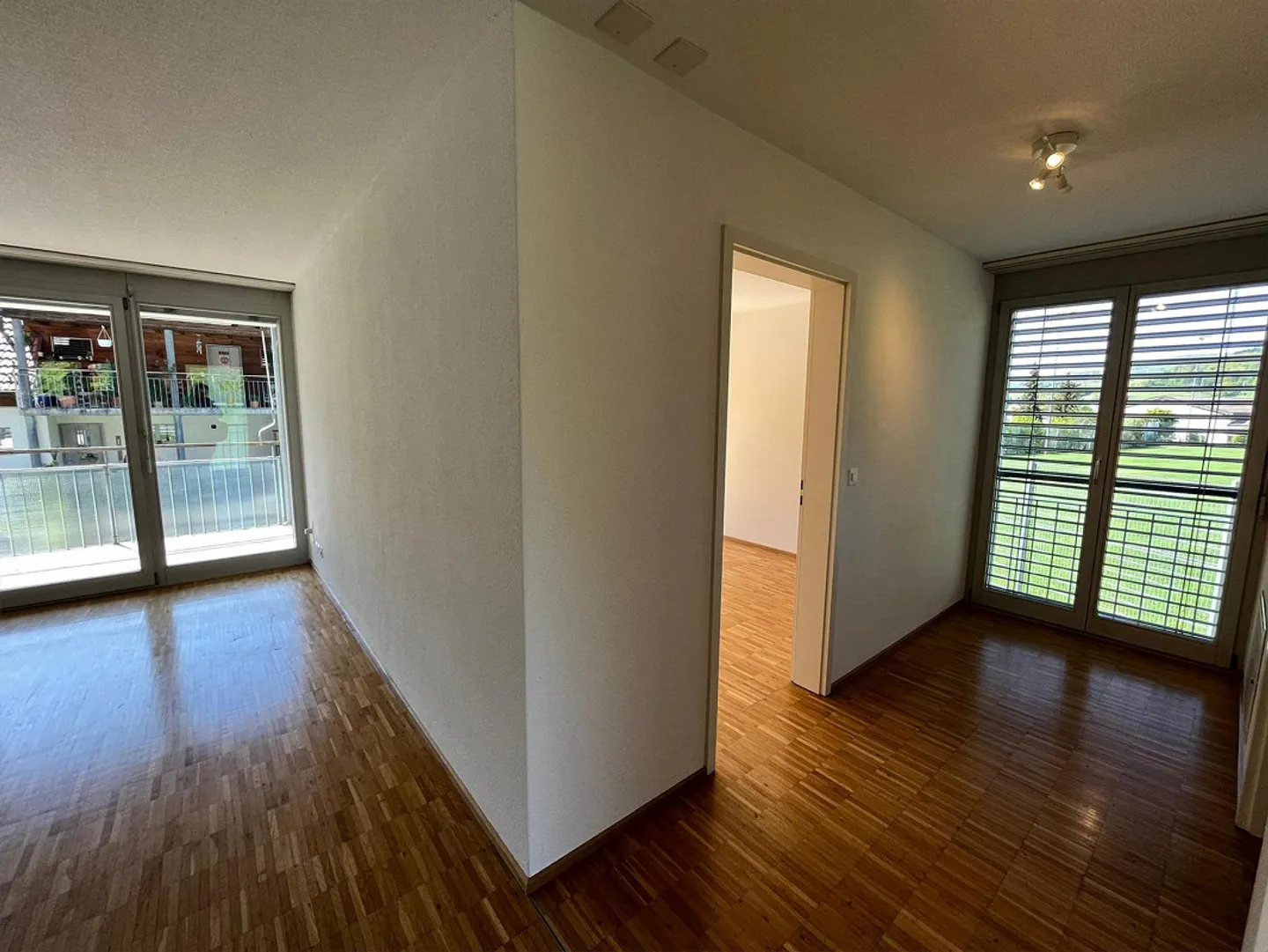 Appartement lumineux de 2,5 pièces dans la verdure - Photo 6 sur 8