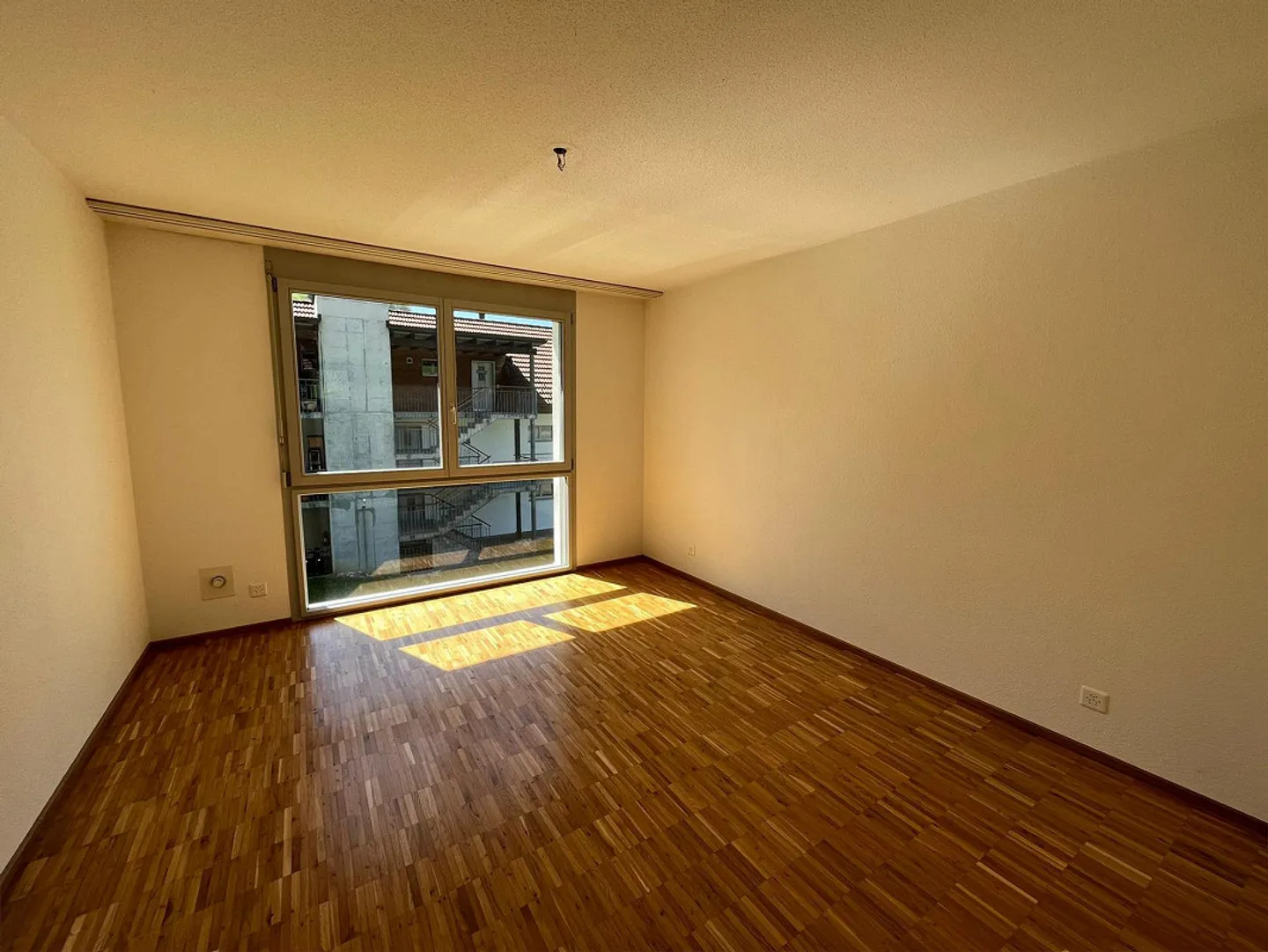 Appartement lumineux de 2,5 pièces dans la verdure - Photo 7 sur 8