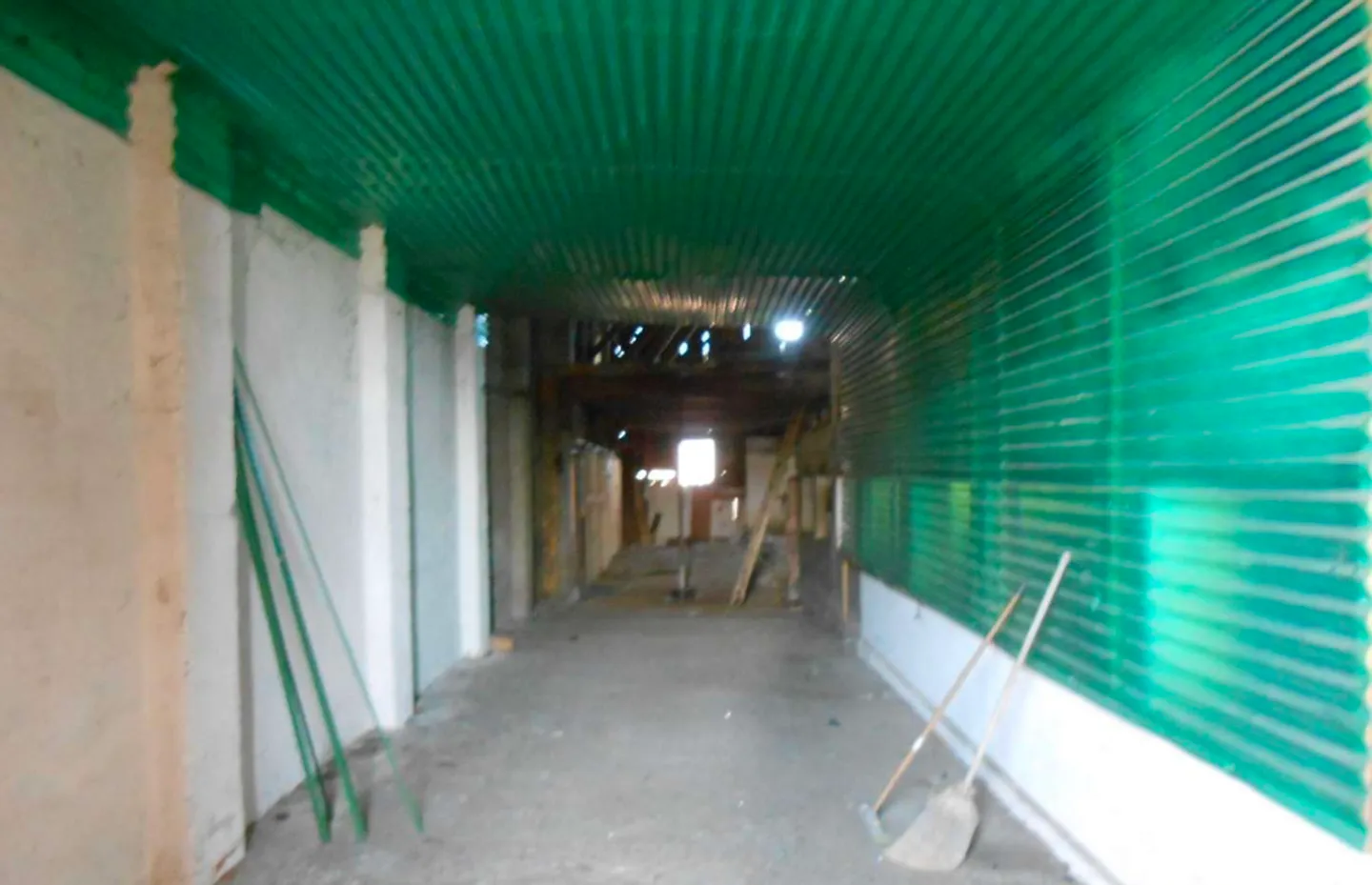 Warehouse of approximately 230 m² (former barn), as is – Fixed term - Photo 2 of 2