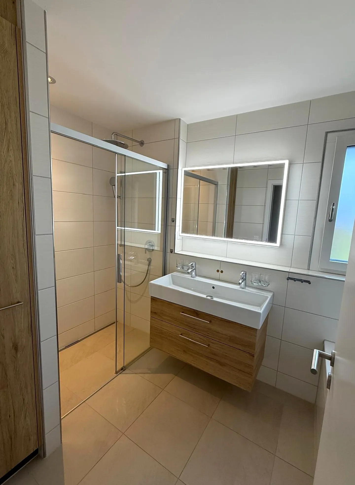 Appartement lumineux de 4,5 pièces avec deux balcons et une grande galerie - Photo 12 sur 22