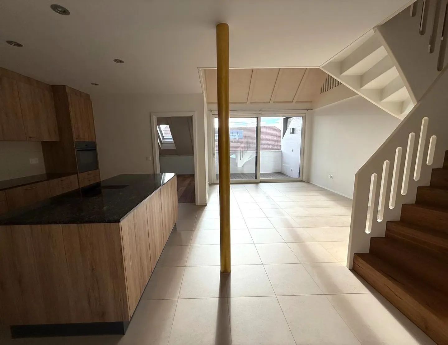 Appartement lumineux de 4,5 pièces avec deux balcons et une grande galerie - Photo 5 sur 22